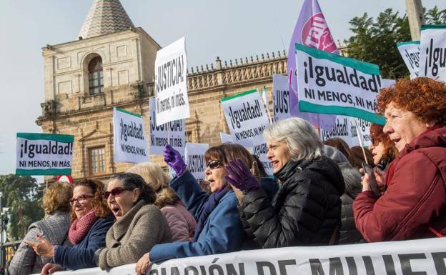 Miles de feministas empañan el discurso de investidura de Juan Manuel Moreno