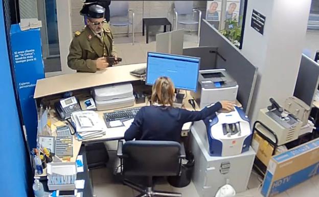 Con uniforme y tricornio de guardia civil: el increíble robo de un banco en Badajoz