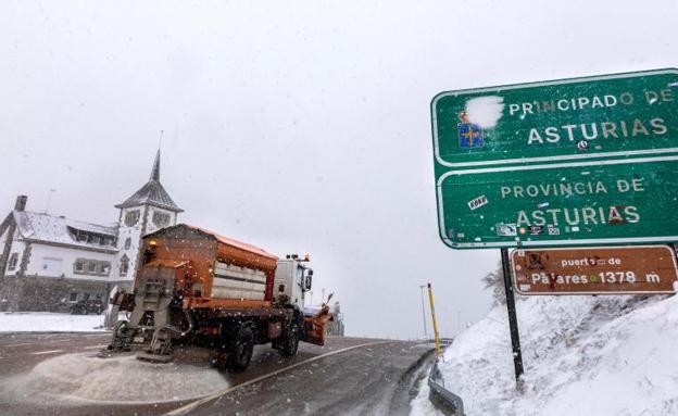 La nieve complica el tráfico por carretera entre Asturias y la Meseta