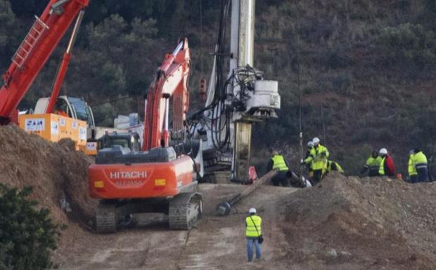 Roca muy dura ralentiza la perforación: el túnel para llegar a Julen avanza un metro en toda la mañana