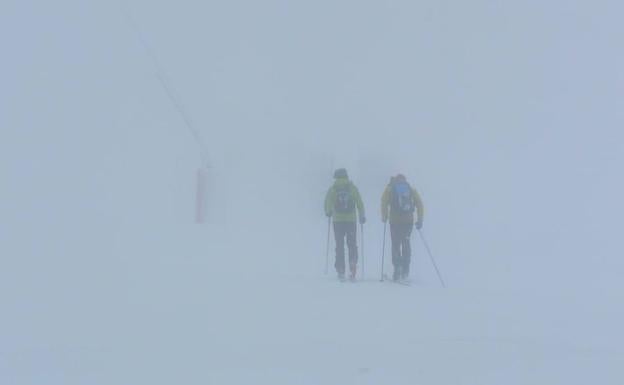 Mucha nieve y accesos con cadenas en el primer día de la temporada de esquí en Asturias