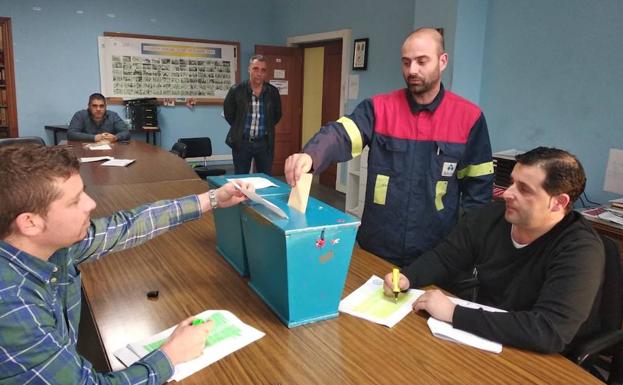 El acuerdo de Alcoa para buscar un comprador recibe el apoyo masivo de la plantilla