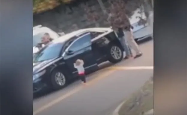 Vídeo: La hija de dos años de unos atracadores se entrega a la policía con los brazos en alto