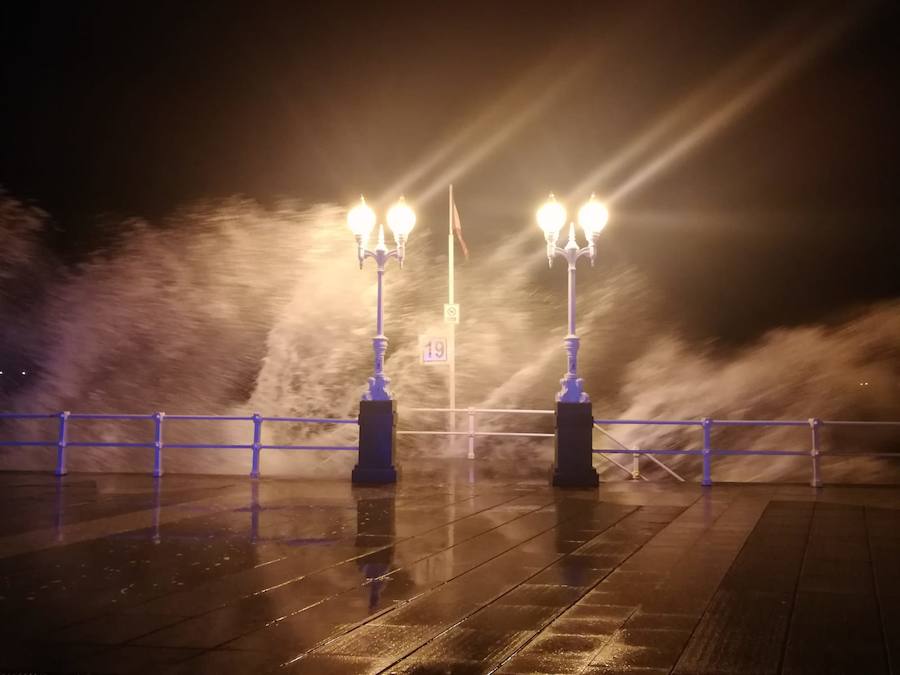 La nieve obliga a usar cadenas en doce puertos y cierra Pajares a camiones