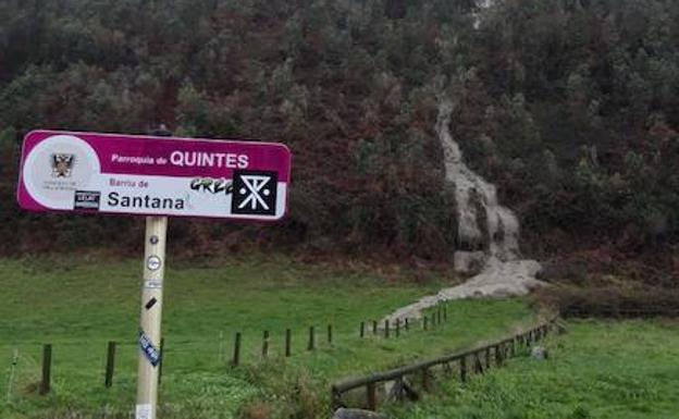 Un argayu corta la carretera que baja a playa España, en Quintes