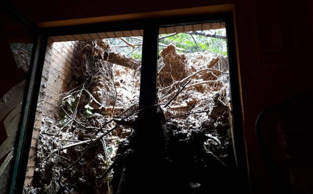 Un desprendimiento de tierra obliga a desalojar un edificio de viviendas en Mieres