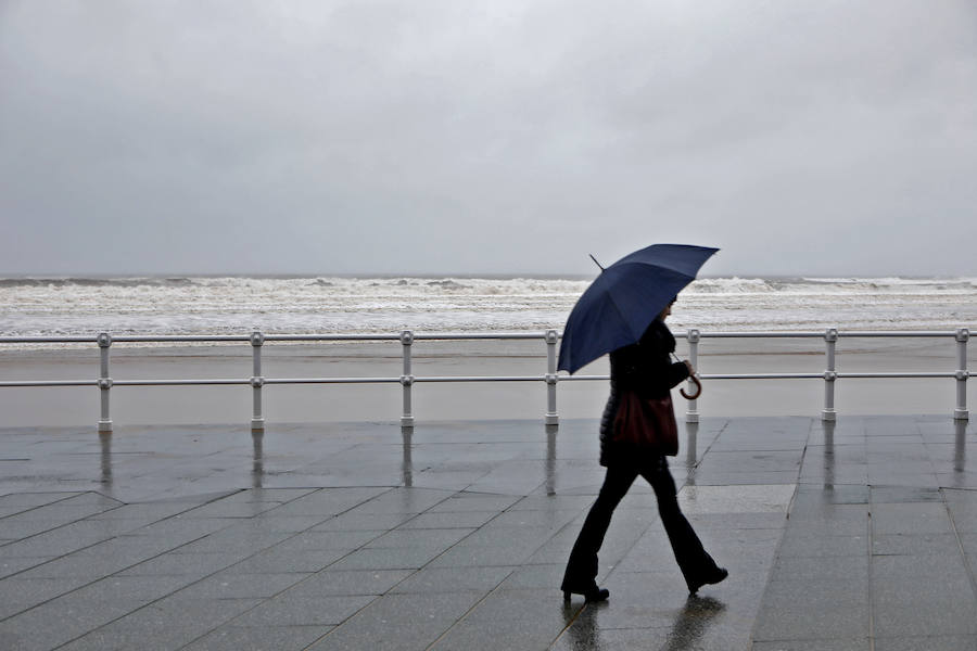 Gijón registra olas de más de siete metros