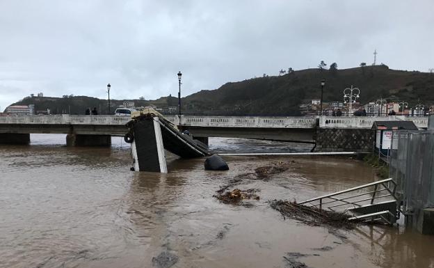 El Sella destroza el pantalán del Descenso