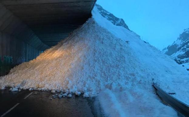 Dos aludes obligan a cortar el tráfico en el puerto de San Isidro