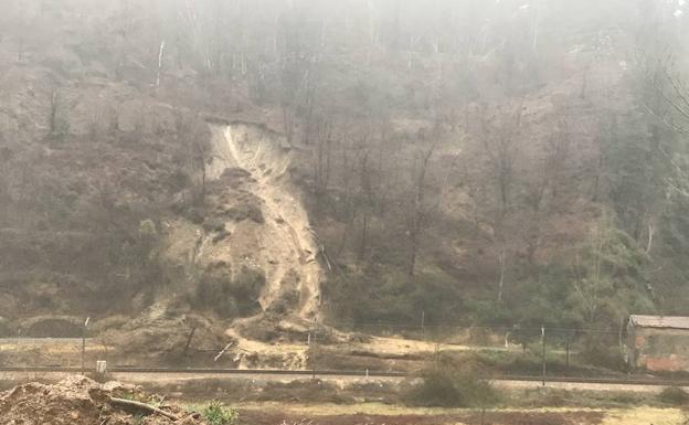 El impresionante argayo que cae ante un autobús en el Nalón