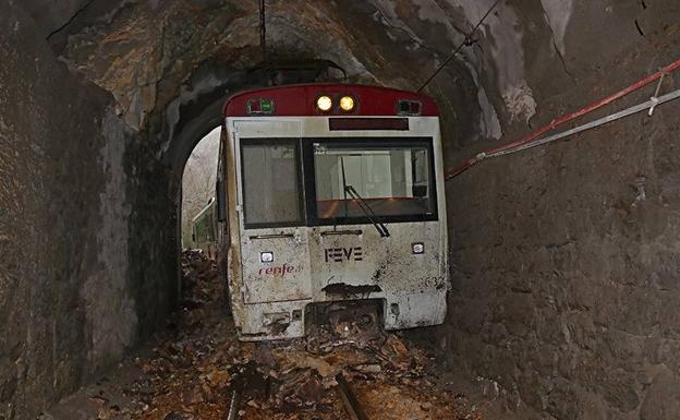 Feve cierra por primera vez toda la red y Pajares se quedó cinco horas sin trenes