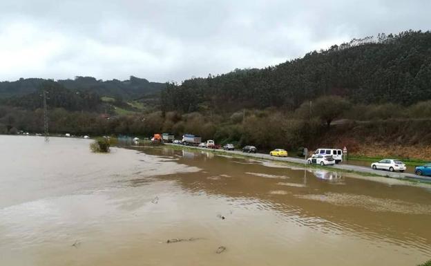 Riberas, en Soto del Barco, aislado por el desbordamiento del Nalón