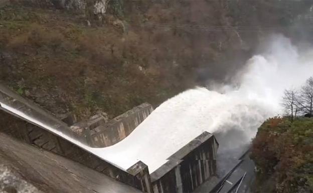 La espectacular suelta de agua en el embalse de Tanes