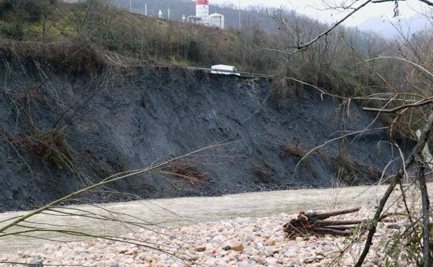 Carreteras actuará de urgencia para evitar que se derrumbe el corredor del Nalón en Blimea