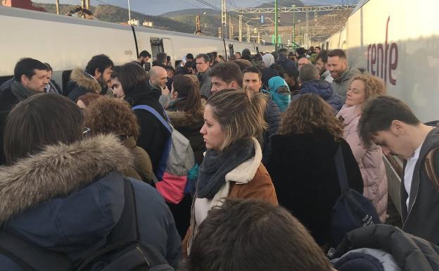 Casi medio millar de viajeros afectados por una avería del Alvia de nuevo en Pajares