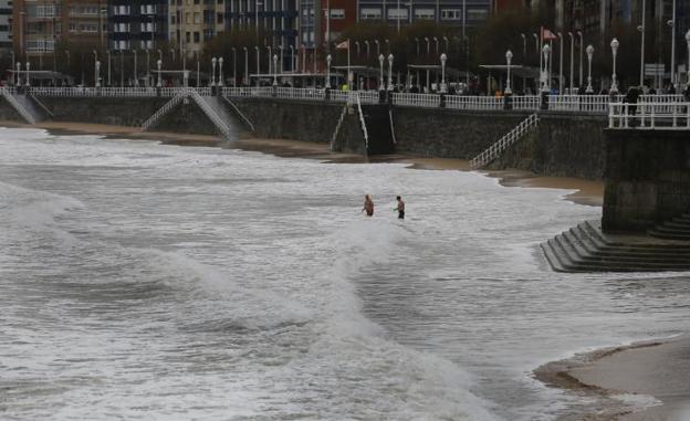 'Gabriel' deja rachas de 121 kilómetros por hora en Asturias y agudiza los daños del temporal