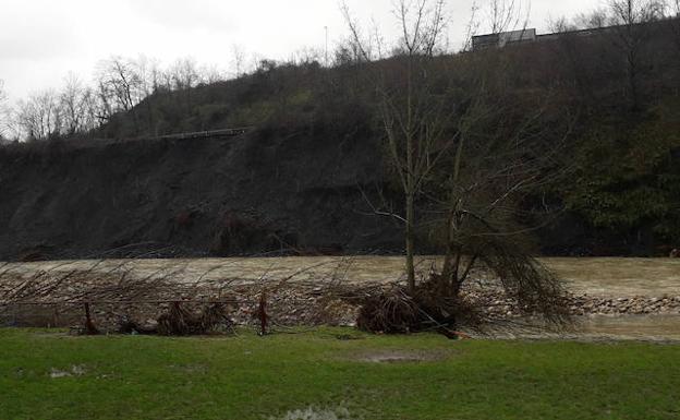 Comienzan los trabajos de emergencia para evitar un nuevo derrumbe en el corredor del Nalón