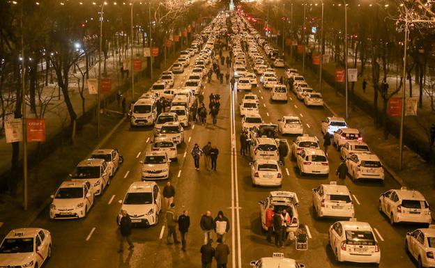 La huelga del Taxi de Madrid se radicaliza tras una semana sin avances