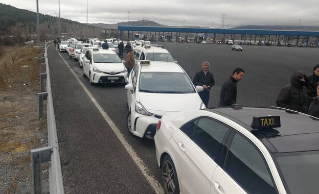 Más de cien taxistas asturianos marchan hacia Madrid