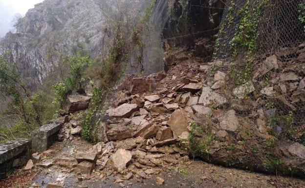Un nuevo argayo corta la carretera del Pontón