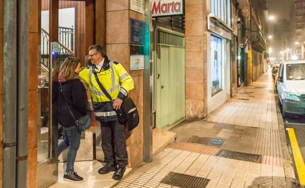 Los serenos acompañan a trece mujeres cada noche por la sensación de inseguridad