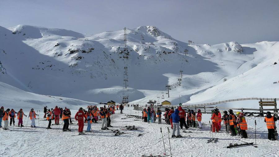 Jornada soleada y mucha nieve en las estaciones invernales asturianas