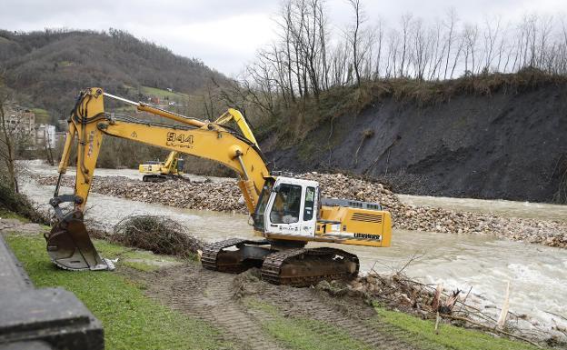 Nuevos argayos ponen en riesgo las conexiones por carretera de Blimea y El Pontón