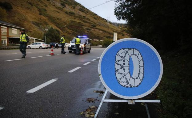 ¿Cómo se ponen las cadenas de nieve al coche?