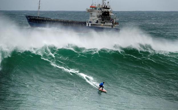 Surf sobre olas gigantes en Ribadeo