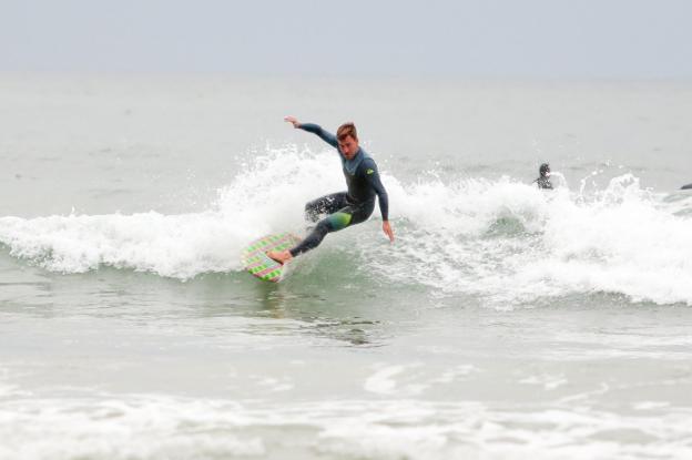 Las mejores playas para domar las olas en Asturias
