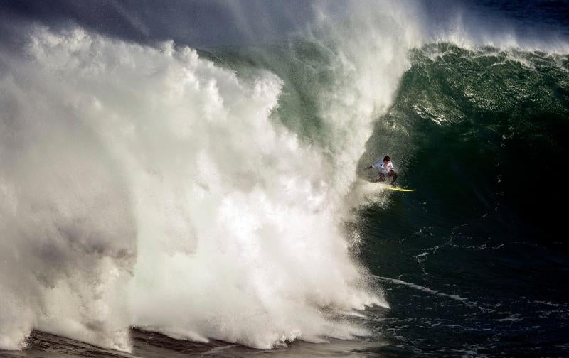 Surf sobre olas gigantes en Ribadeo