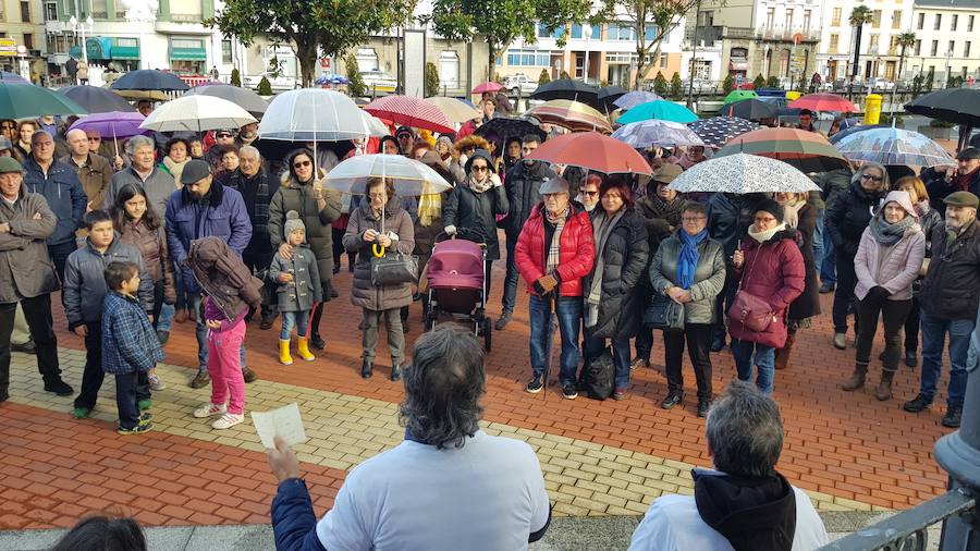 Cientos de personas claman en Luarca por una solución para el Museo del Calamar Gigante