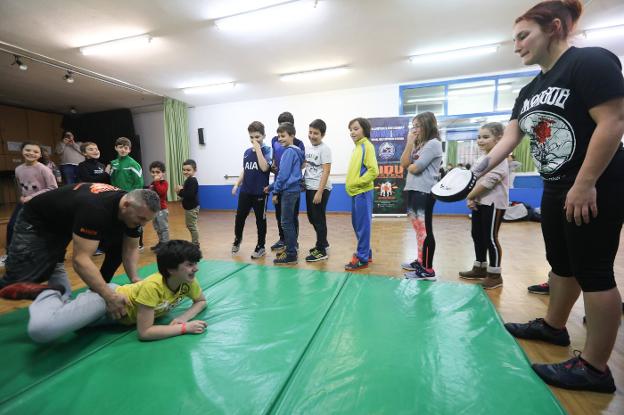 Los escolares aprenden defensa personal
