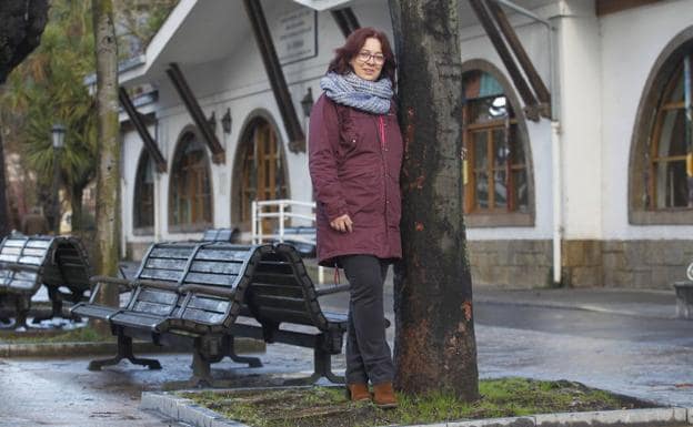 La Granja. Chelo Veiga, frente a sus dominios, la biblioteca pública Lorenzo Rodríguez Castellano.