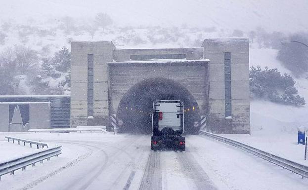 El Huerna y Pajares registran las principales complicaciones por las nevadas en Asturias