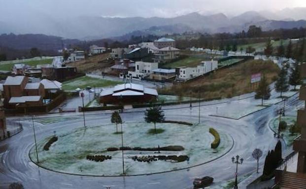 Caen los primeros copos de nieve en Oviedo