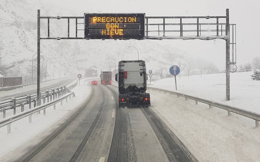 Las intensas nevadas de la borrasca 'Helena' complican el tráfico en Asturias