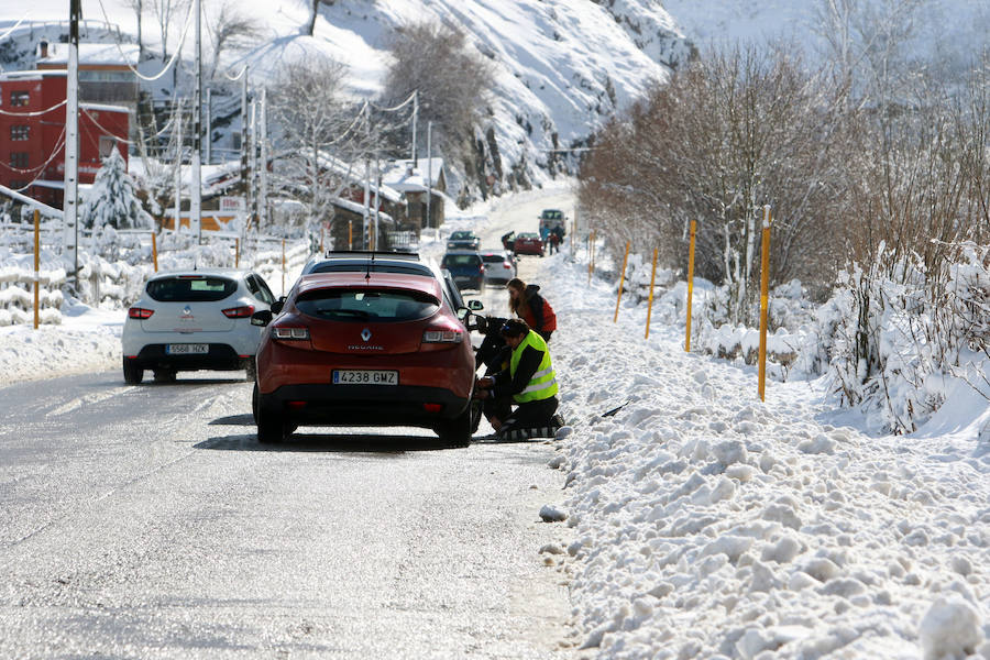 Jornada caótica en el acceso a las pistas de invierno asturianas