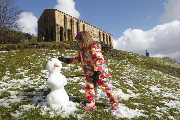 La nieve se deja ver en Oviedo