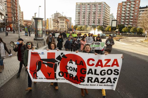 Más de un centenar de personas recorren las calles contra la caza