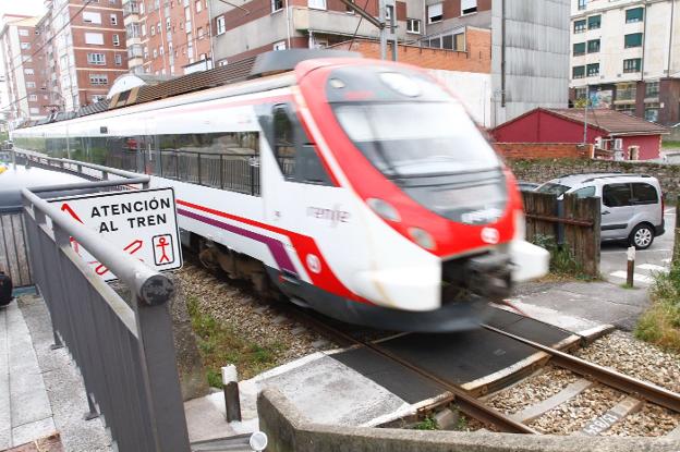 Tres empresas optan a la instalación de ascensores en el paso de La Estrada