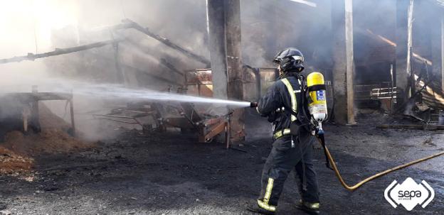 Mueren ocho terneras en una cuadra calcinada por un incendio en Vegadeo