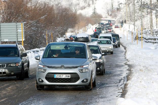 La nieve acumulada en el acceso a las estaciones de esquí provoca retenciones y protestas