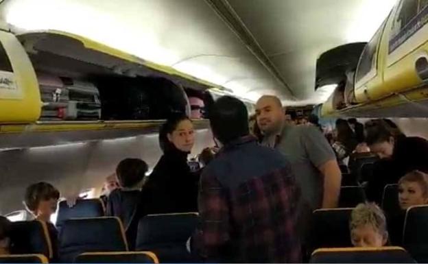 Sin agua, comida ni explicaciones: la experiencia de los pasajeros asturianos atrapados 26 horas en un vuelo de Ryanair