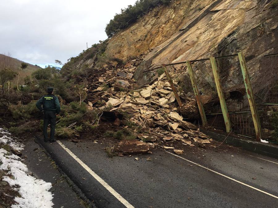 Un argayo corta la AS-27 en Santa Eulalia