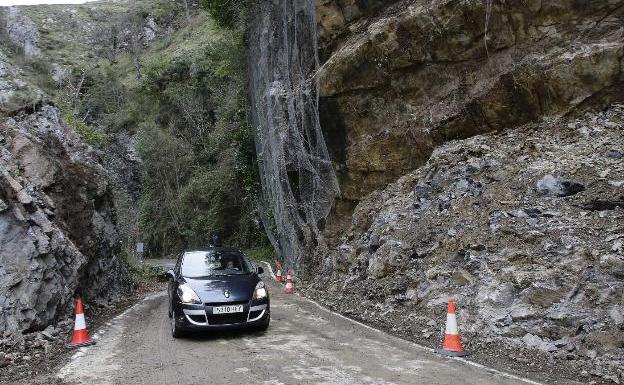 La carretera del Pontón, reabierta tras ser retiradas 600 toneladas de roca