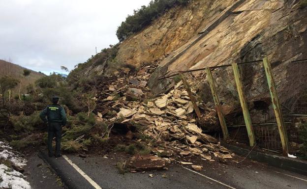 Un desprendimiento corta la AS-27 en Santa Eulalia de Oscos