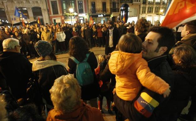 Doscientas personas se juntan en Oviedo en defensa de Maduro