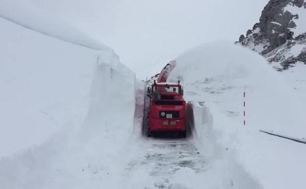 Así trabaja una quitanieves entre los muros de hielo del Puerto de Ventana