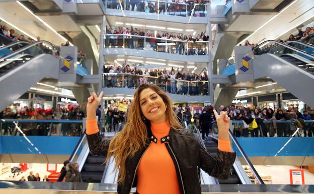 Miriam Rodríguez, de 'Operación Triunfo', llena El Corte Inglés de Oviedo con su firma de discos